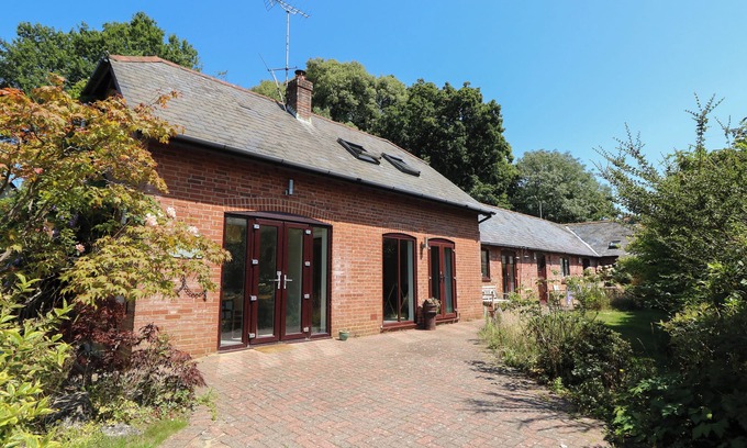 New Forest District Cottage | NORTHERN BYRE, pet friendly, character holiday cottage in Sopley