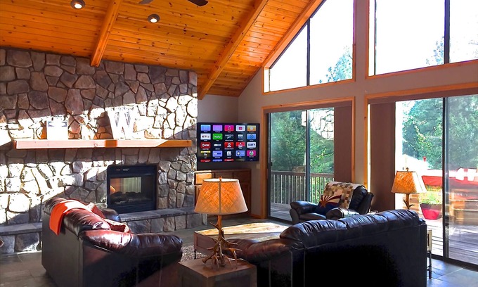 Strawberry Cabin | Northern Luxury in The Pines