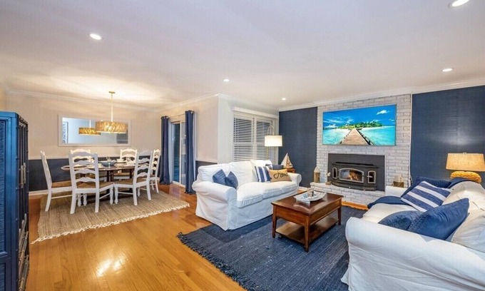 Peconic House | NorthFork nPeaceful Peconic Getaway- center of Wine Country