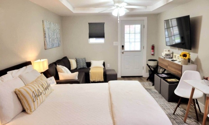 Northgate Apartment | Northgate Studio - 1 block from TAMU!