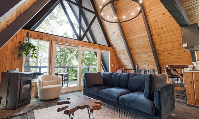Lake Almanor Country Club Cabin | Nostalgic A-Frame Family-Friendly w/Lake & Forest Views