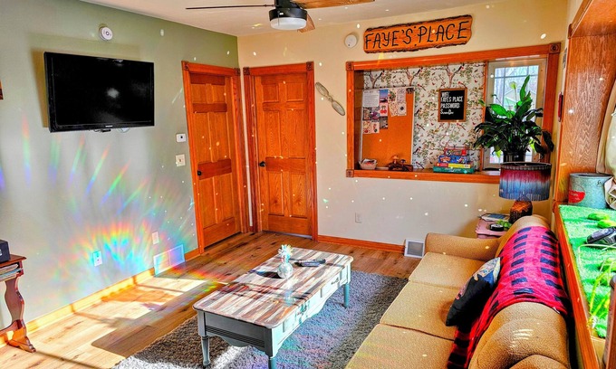La Crosse House | Nostalgic Retro Cottage, Blocks Away from Mississippi River. Full Fenced in Yard