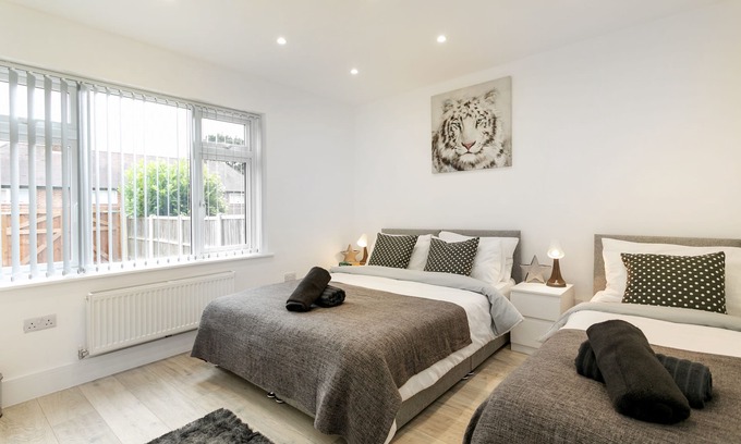 Bramcote Villa | Nottingham Serviced Accommodation (Chayil Experts)