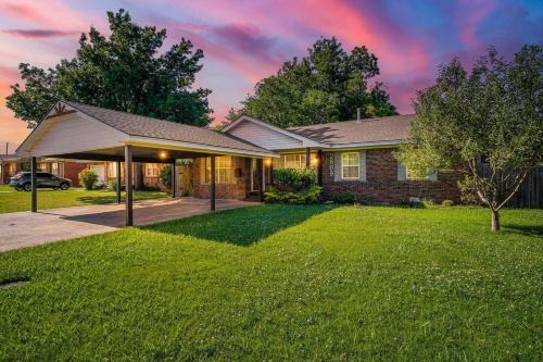 Central Oklahoma City House | Nouveau Nichols Hills Trendy Spacious