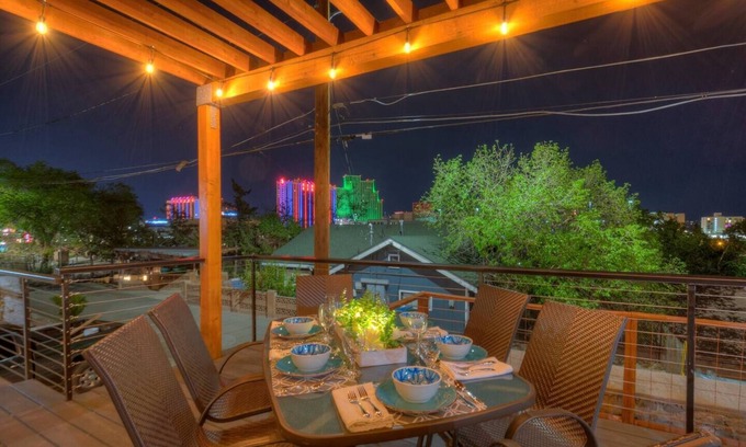 West University House | *NovDec Special* MinervaHouse~UNR~Deck~Reno~Groups~ Near Downtown~Family Fun