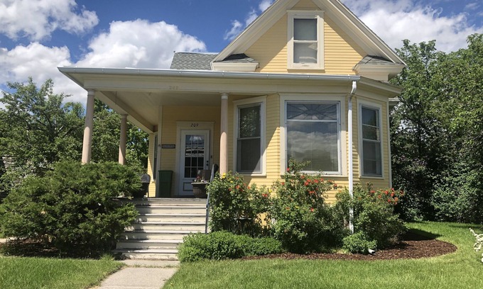 Downtown Bozeman House | November special Historic Cottage, Two Blocks from Main St., 30 day+ stays.