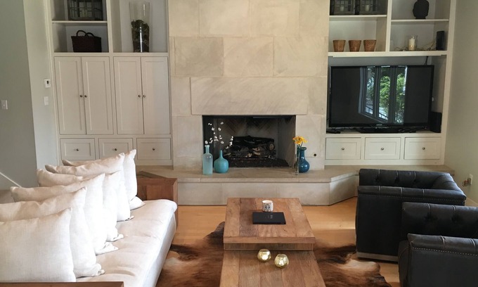 Barton Heights Condo | Now booking for ACL Wknd 2 & Formula One Racing