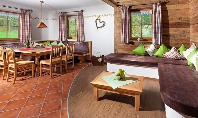 Bischofswiesen Apartment | Nr. 1, Ferienwohnung ca. 100 m², 3 Schlafzimmer, Wohnzimmer, Balkon