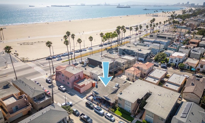 Belmont Shore House | nRare beach find-Steps from Sand, 2 car gar, 3/2+loft, Ocean Views, Hot Tub, AC