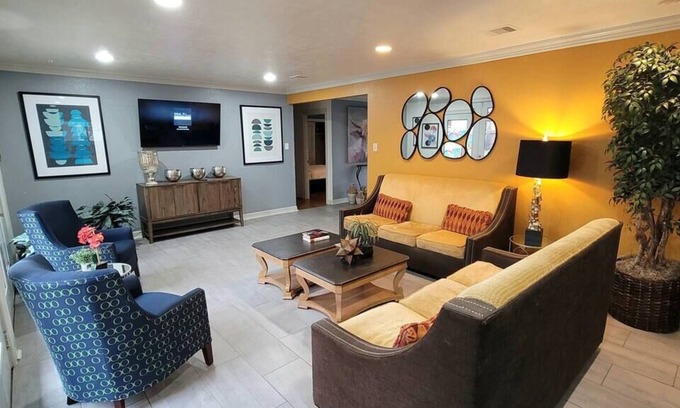 Braeswood Place House | NRG/Med. Ctr - Large Home w/Hot Tub! - Great for Group