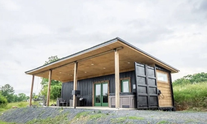 Hatfield Cabin | nSecluded Mountain Container - Hot Tub & King Bed