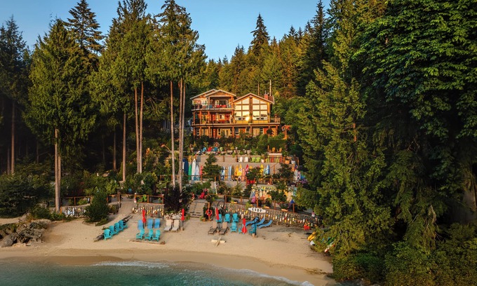 Tuwanek House | nSunshine Coast Waterfront Vacation Rental Perfect place for family reunions.nn