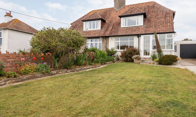 Bude House | NUMBER 37, pet friendly, country holiday cottage in Bude