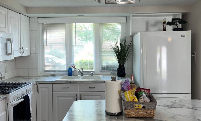 Carteret Apartment | NYC Hideaway: Early Check-In, Free Parking, Fast WiFi, Airport 20 mins