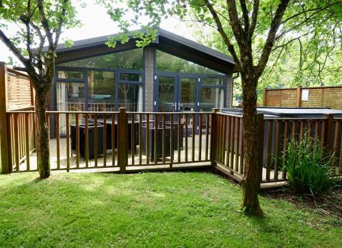 Liverton Villa | Oak Cabin with Hot-tub & secluded decking - Finlake Resort & Spa - Devon
