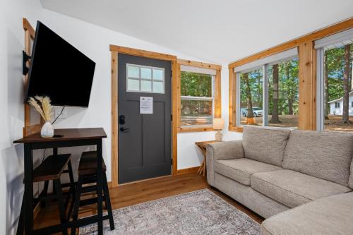 Mayfield House | Oak Leaf Cottage on Arbutus Lake