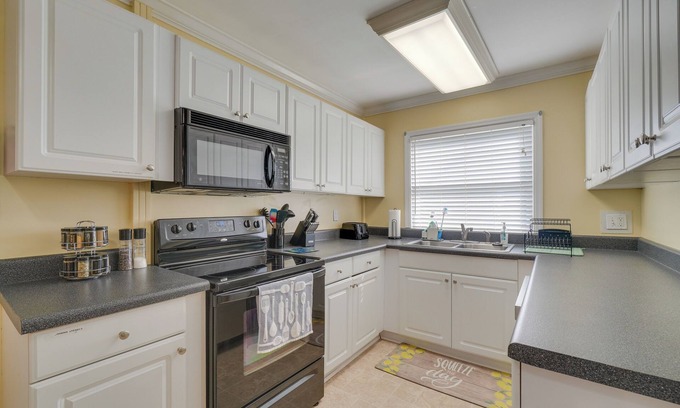 Oak Ridge Cottage | Oak Ridge Retreat w/Porch < 1 Mi to Downtown