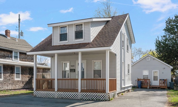 Warwick Cottage | Oakland Beach cottage near Iggy's, Buttonwoods, marina, fishing & airport