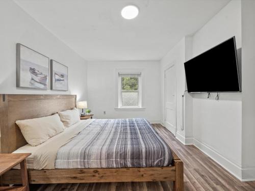 North Oakland House | Oakland/University @F Spacious and Quiet Private Bedroom with Shared Bathroom