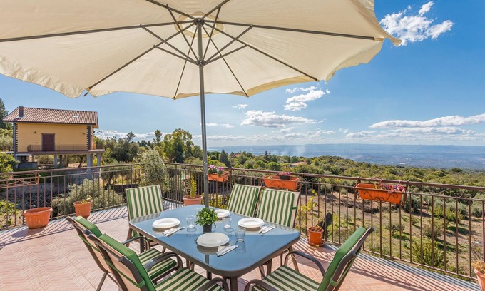 Belpasso Villa | Oasi Dell'Etna Apartment with Mountain View, Wi-Fi and Air Conditioning