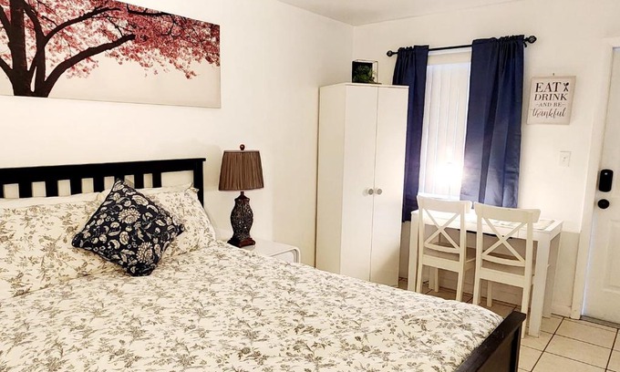 Royal Poinciana Apartment | Oasis At Hollywood Unit 6- Sleep 2