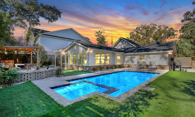 Demere Park House | Oasis Cottage! New Heated Pool & Spa, Backyard Tropical Oasis, Close to beaches! Dog Friendly!