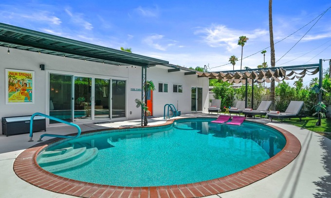Palm Springs House | Oasis de Caroleta – 1960s-Inspired Home with Deep Pebble Pool, Spa, Fire Pit & Mountain Views