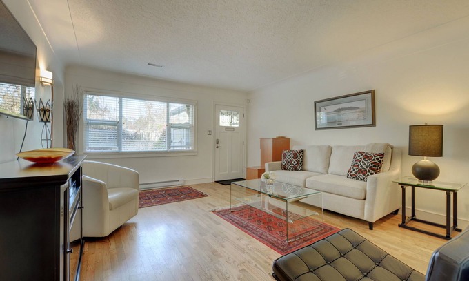 Gonzales House | Oasis Garden Home By The Sea