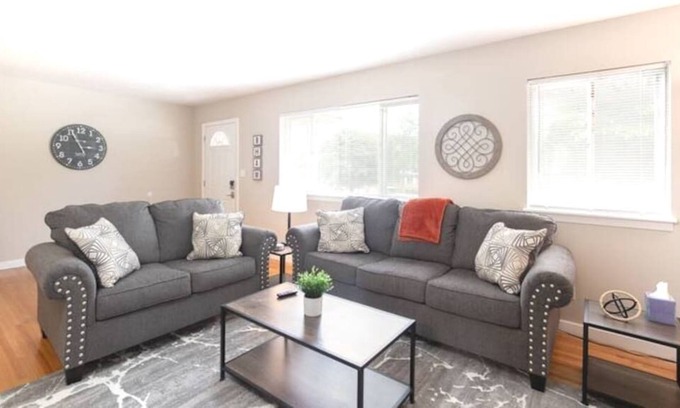 Center Point House | ★Oasis in the Suburbs★ ✅4 BDRM ⚡WiFi ❤️Long Stays!