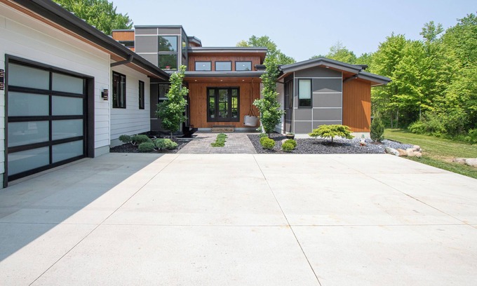 Seville House | Oasis in the Woods! Modern home-just mins to I71, I77 & I76 Close to Cleve-Akron