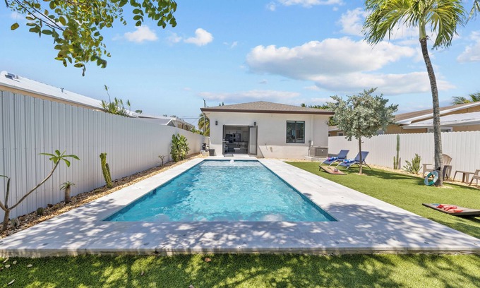 West Park House | Oasis Residence-Pool-Grill- Turf-Mins2Airport, Beach, HardRock