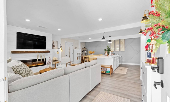 Southwest Anaheim House | Oc Gem : Cozy Haven Minutes to Disneyland and Socal Gems