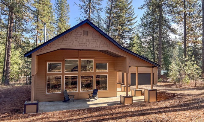 New Meadows Cabin | OC's Hideaway: Ski and Tee Cabin