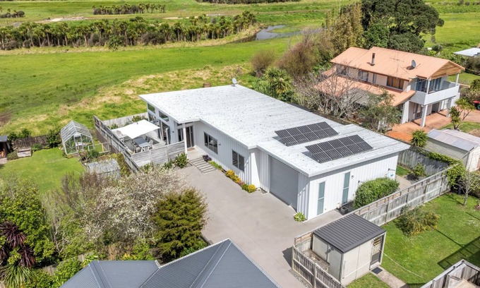 Tairua House | 'Ocean Beach Oasis' - Modern, Beautifully Appointed with Stunning Mountain Views