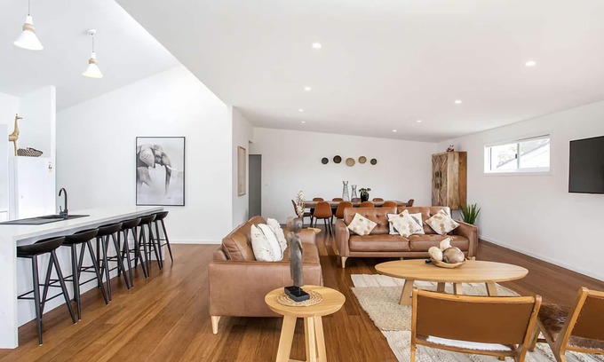 Mollymook House | Ocean Blue - Experience pure luxury in this incredibly stunning home