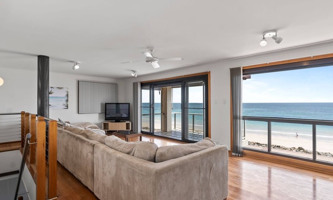 Glenelg South House | Ocean Breeze Family Villa