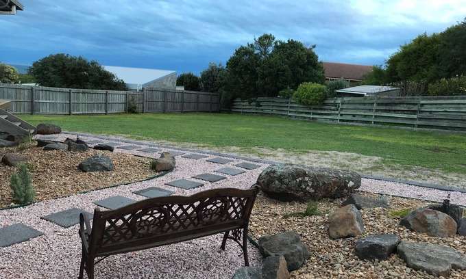 Warrnambool House | OCEAN BREEZE Pet Friendly, Easy walk to Beach and Free WIFI
