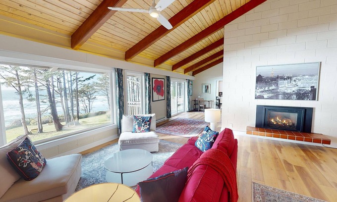 Yachats House | Ocean Front Eagle at Oregon House, Stairs to the Beach!