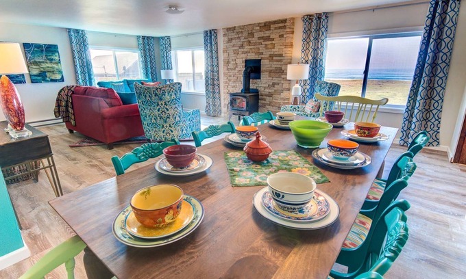 Yachats House | Ocean Front Home On A Quiet Beach Near Yachats! Hot tub!