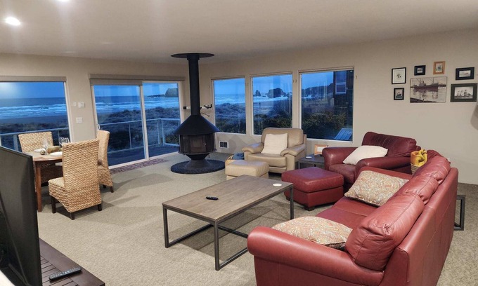 Bandon House | Ocean Front ON the Beach - Spectacular Views! 14 Minutes to Bandon Dunes Golf!