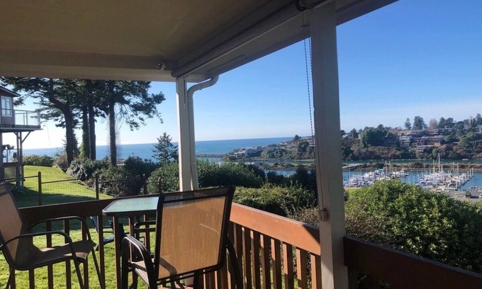 Brookings Villa | Ocean/Harbor/RiverVIEWS HotTuB-EV-Luxury-Pets AHOY!