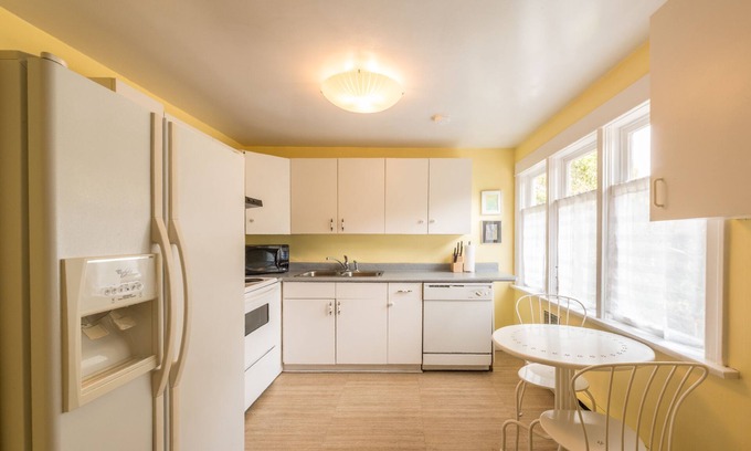 James Bay Apartment | Ocean Island Garden Suites