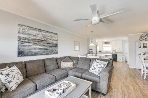 Ocean Isle Beach Apartment | Ocean Isle Beach Condo with Balcony Steps to Shore!