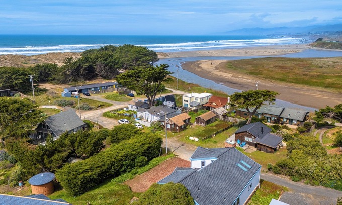 Salmon Creek House | Ocean Oasis~New Beach Retreat Bodega Bay!Easy Walk to Beach!WiFi/Sauna!5Star!