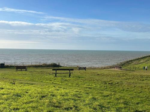 Peacehaven House | Ocean Side with Free Parking By My Getaways