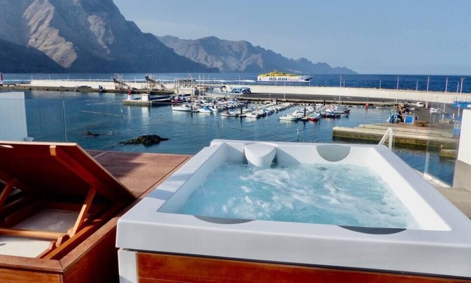 Puerto de las Nieves House | Ocean Views & Rooftop Jacuzzi in Agaete