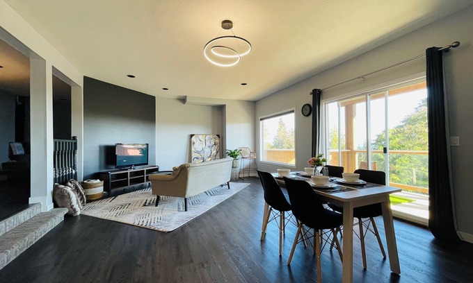 Cordova Bay House | Ocean View 2-Bedroom Suit in Cordova Bay, Victoria