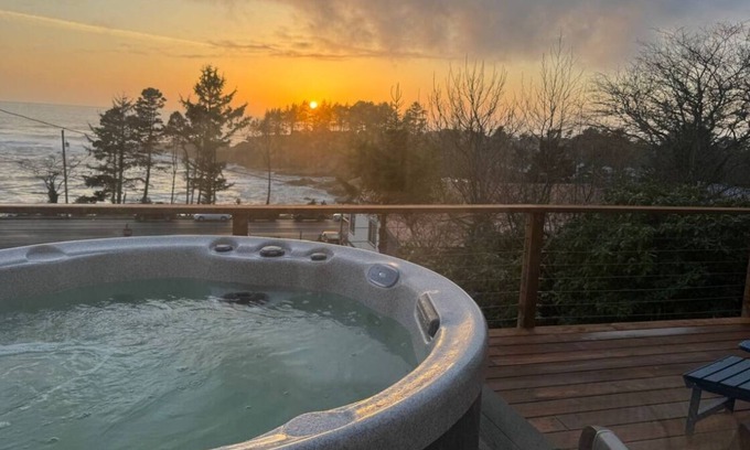 Depoe Bay Cottage | Ocean view cottage with hot tub