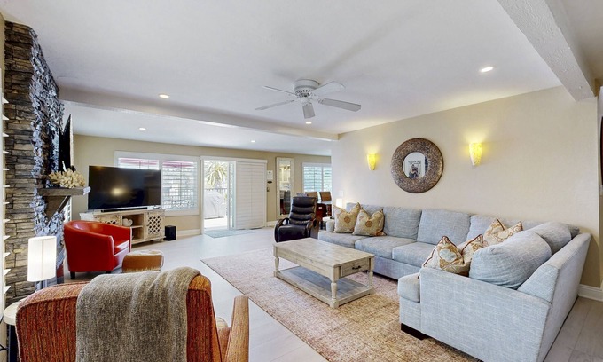 San Clemente Condo | Ocean-view home with fireplace & furnished balcony - walk to North Beach