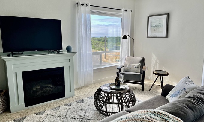 Westport Condo | Ocean view ~ Hot Tub ~ King Bed ~ EV Charger!